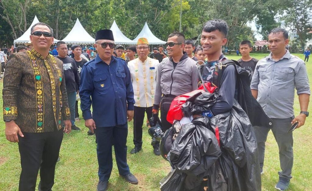 Sekretaris Daerah Konawe, Ferdinand Sapan dan Bupati KSK saat berfoto bersama penerjun payung Brigpol Zainul.