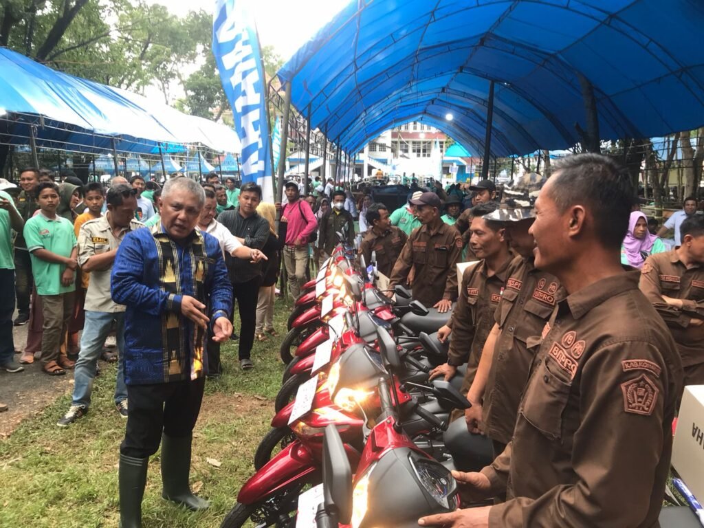 Tim Inseminasi Buatan (IB), berjumlah 20 orang diberikan motor dinas oleh Bupati Konawe KSK.