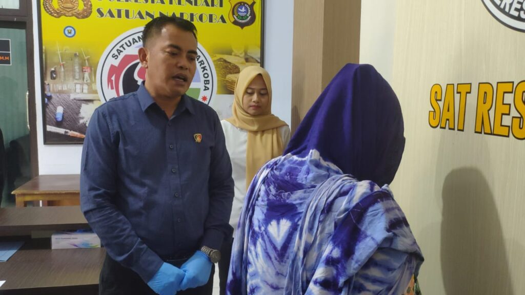 Suasana saat polisi menginterogasi IRT pengedar sabu-sabu berinisial RA.