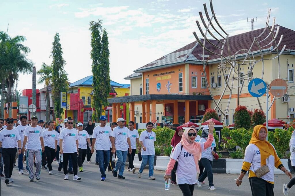 Peserta jalan sehat bersama Kementerian BUMN di Kabupaten Kolaka, Sulawesi Tenggara (Sultra).