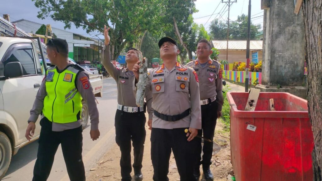 Kapolresta Kendari, Kombes Pol Muh Eka Fathurrahman dan anggotanya saat melakukan olah TKP.