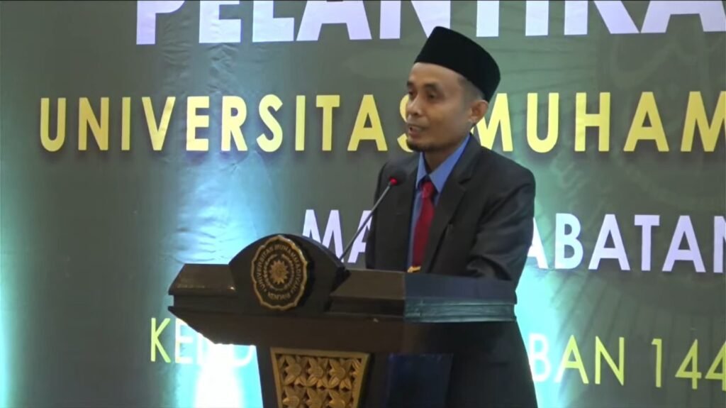 Rektor UM Kendari periode 2019 - 2023, Amir Mahmud saat menyampaikan pidatonya.
