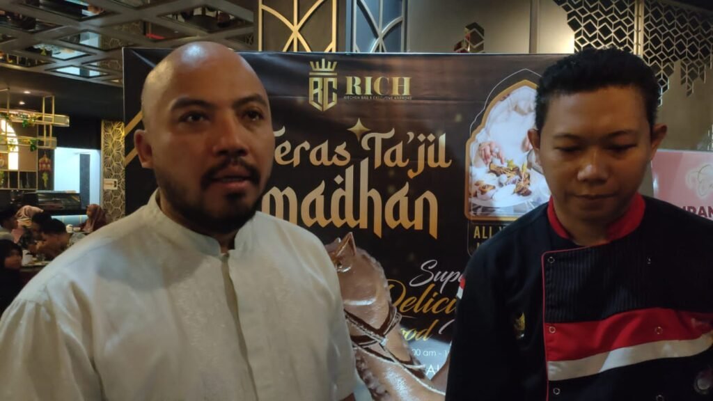 Manager Rich Club Kendari, Suparmin (kiri) dan Koki Restoran Rich Club Kendari, Chef Roni (kanan).