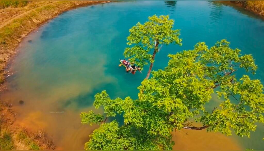 Wisatawan menggunakan kano menikmati keindahan Telaga Biru Oheo Konut.