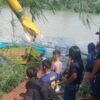 Rem Blong, Truk Tabrak Kios Lalu Terjun ke Sungai di Konawe