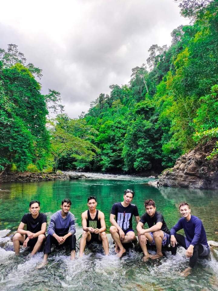 Wisatawan menikmati keindahan Kali Biru di tengah hutan Wawonii Tenggara.