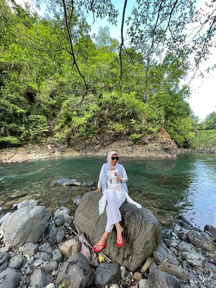 Wisatawan menikmati keindahan Kali Biru di tengah hutan Wawonii Tenggara.