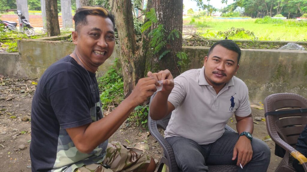 Warga serahkan temuan sabu-sabu kepada anggota Narko 10 Satresnarkoba Polresta Kendari.