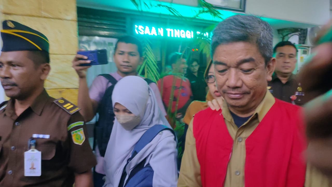 Breaking News: Sekda Kota Kendari Ditahan Kejati Sultra Breaking News: Sekda Kota Kendari Ditahan Kejati Sultra