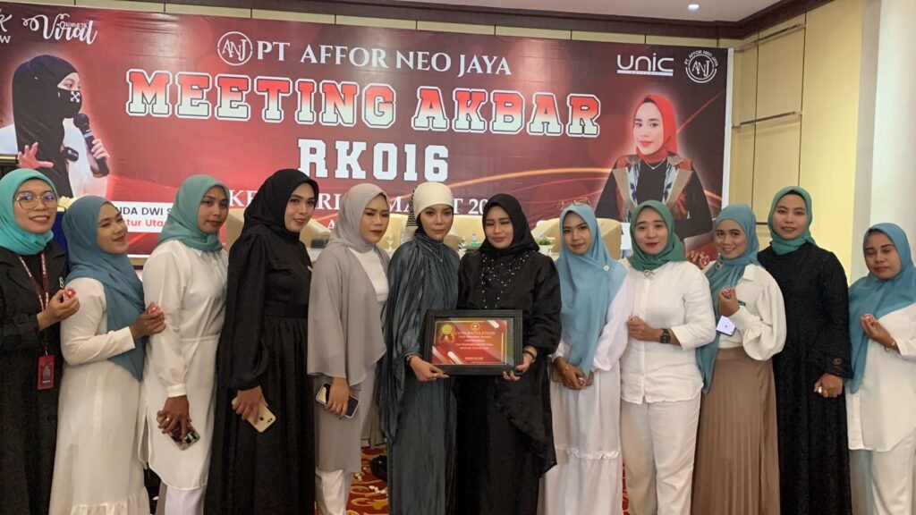 Penerimaan sejumlah hadiah oleh Owner PT ANJ, Nurlinda Dwi Sakti kepada para anggotanya di Kendari.