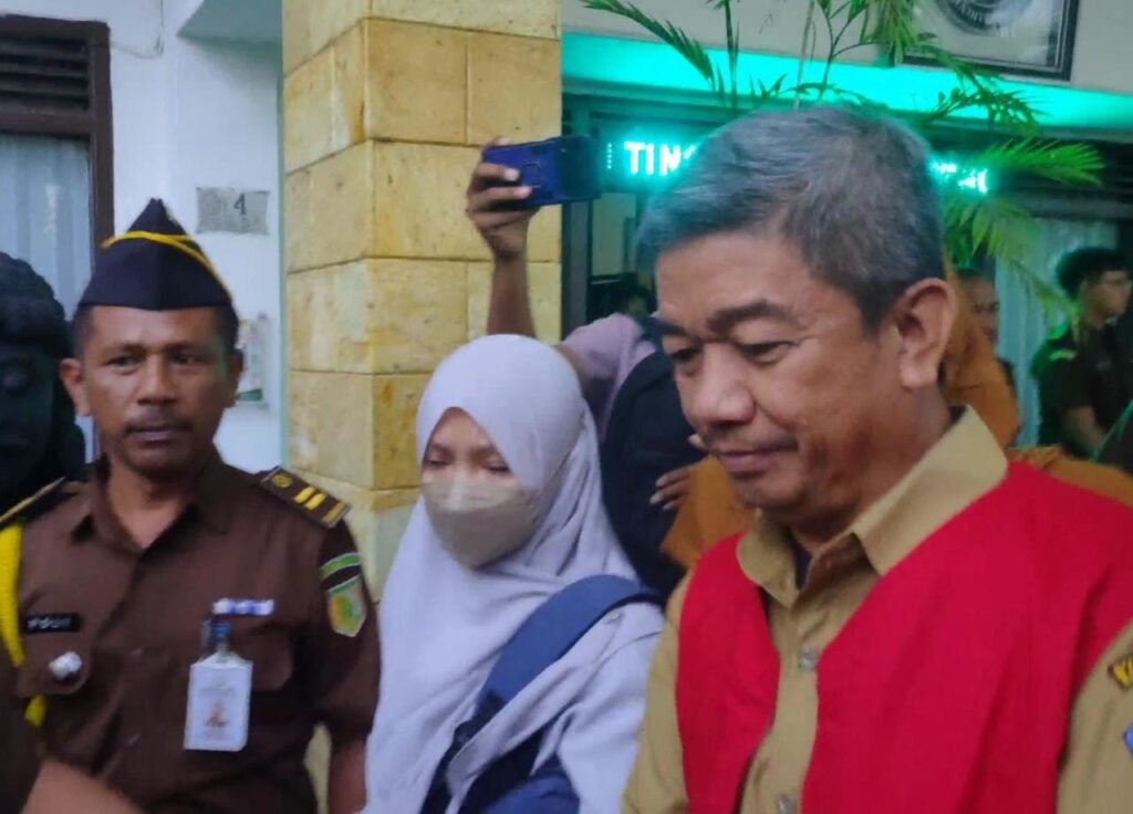 Sekretaris Daerah (Sekda) Kota Kendari, Ridwansyah Taridala saat digiring menuju mobil tahanan Kejati Sultra. 