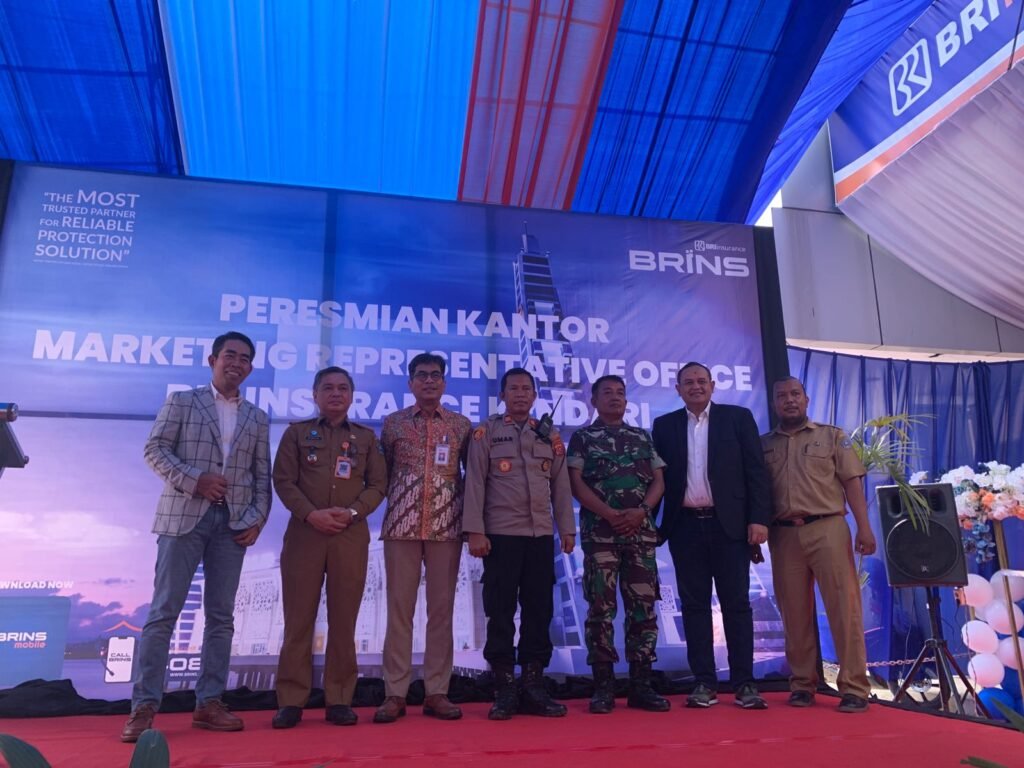 Sejumlah pejabat yang hadir pada peresmian Kantor Marketing Representatif BRINS di Kendari.