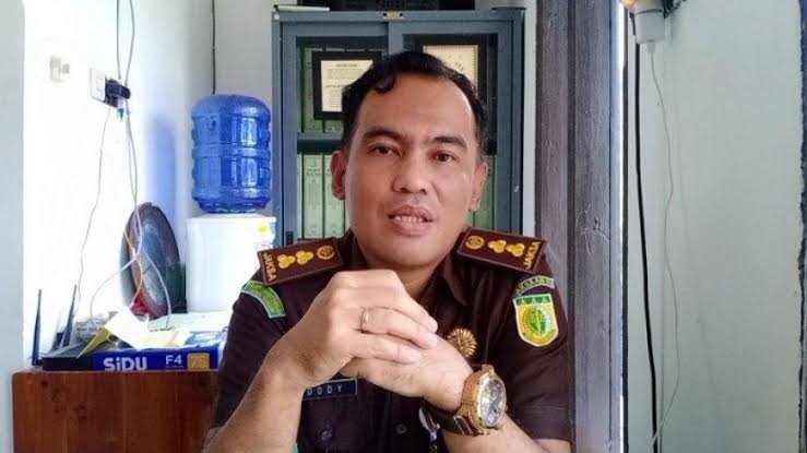 Kejati Sultra Periksa Eks Sekda Kendari dan 6 Orang dari Pihak PT Midi Utama Indonesia Kejati Sultra Periksa Eks Sekda Kendari dan 6 Orang dari Pihak PT Midi Utama Indonesia