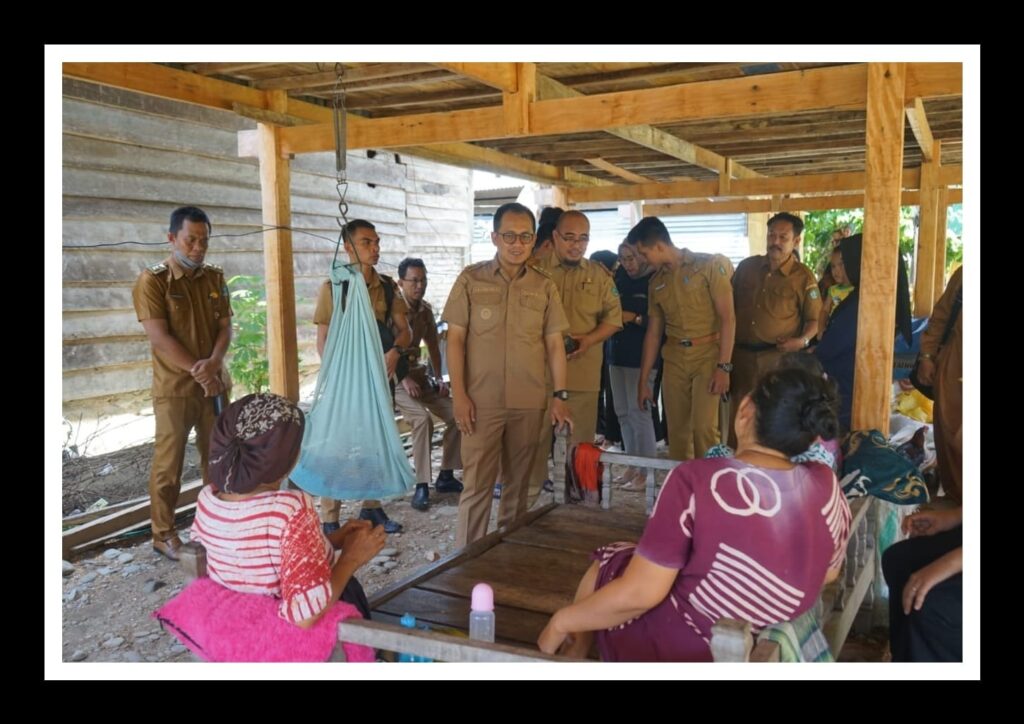 Pj. Bupati Kolaka Utara, Parinringi menemui warga yang memiliki balita di Kecamatan Kodeoha.