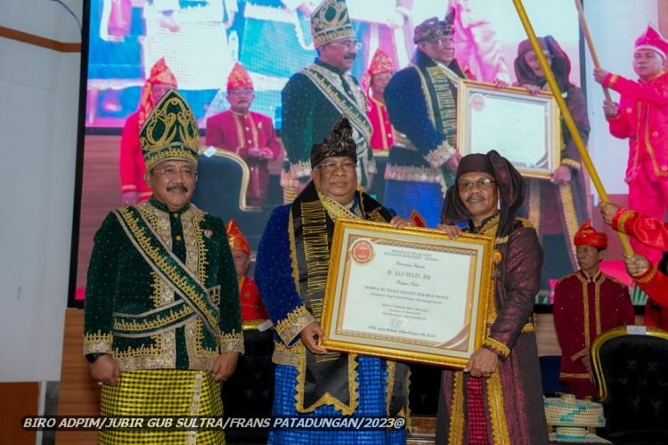 Gubernur Sultra Dapat Gelar Bangsawan dari Raja Moronene Gubernur Sultra Dapat Gelar Bangsawan dari Raja Moronene