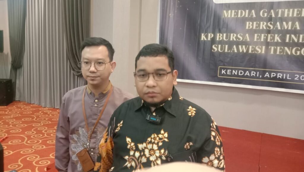 Kepala KP BEI Sultra, Bayu Saputra saat diwawancara awak media.