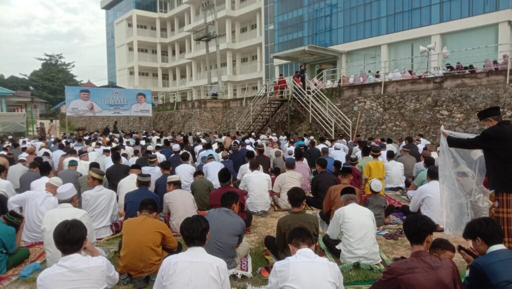Suasana pelaksanaan salat Idulfitri 1444 H di Pelataran UM Kendari.