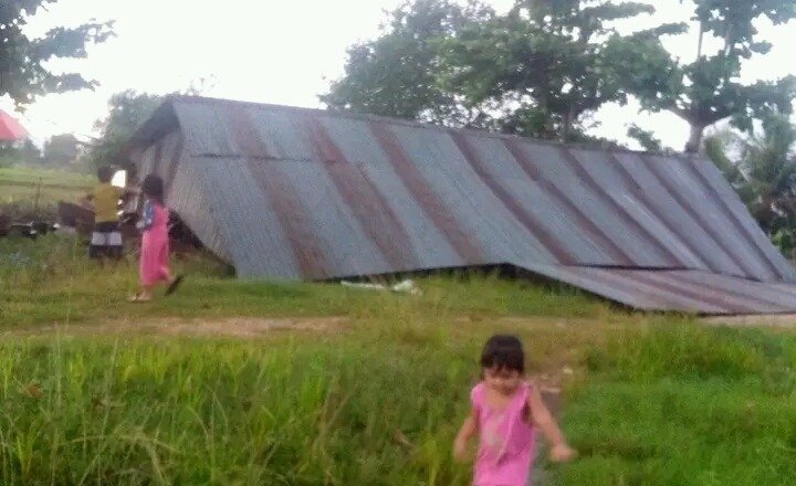 Kondisi sejumlah rumah di Kecamatan Wonggeduku, Kabupaten Konawe porak-poranda diterjang angin kencang.