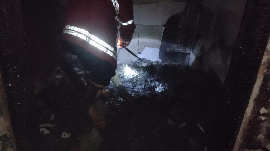 Suasana saat anggota Damkar Kendari melakukan evakuasi.