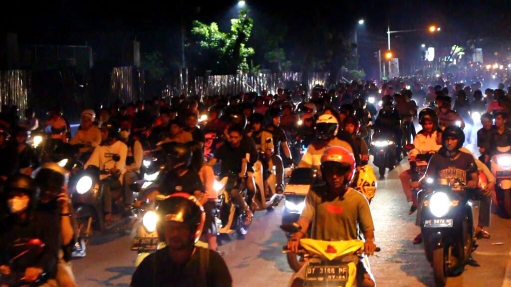 Suasana ribuan kendaraan yang mengikuti SOTR SMAN 4 Kendari.