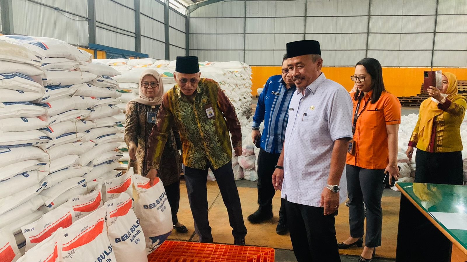 Pemprov Bagikan 2000 Ton Beras kepada 225.516 Keluarga di Sultra Pemprov Bagikan 2000 Ton Beras kepada 225.516 Keluarga di Sultra