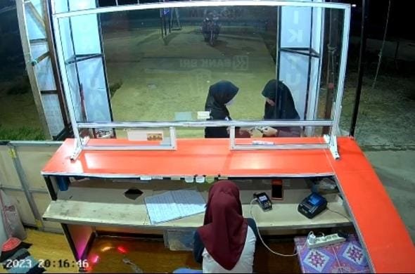 Nanda (kiri) dan Anastasya (kanan) saat melakukan transaksi di BRI Link Baruga.