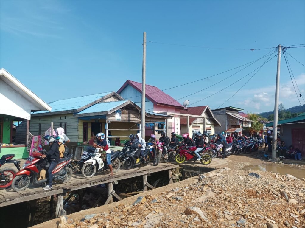 Suasana antrean di Pelabuhan Kapal Kayu Amolengo.