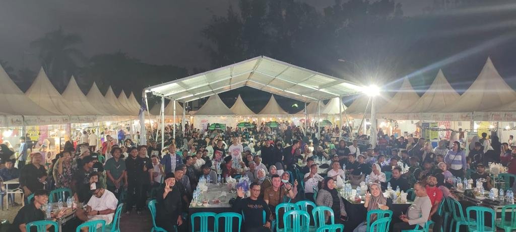 Suasana saat kumpulan musisi menggelar buka puasa bersama di pelataran Tugu Eks MTQ Kendari.