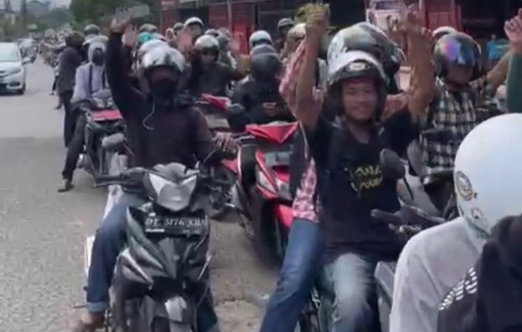 Suasana antrean motor yang mengikuti pembagian buka puasa oleh UD Maju Motor