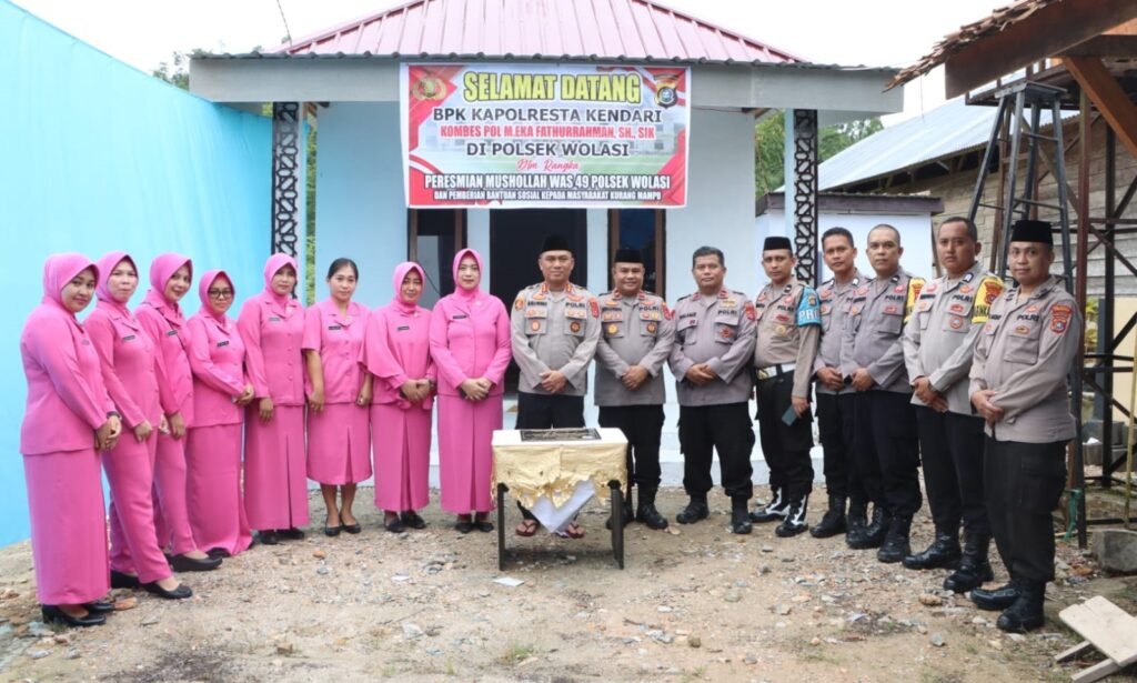 Suasana usai jajaran Polresta Kendari dan Polsek Wolasi meresmikan musala. 