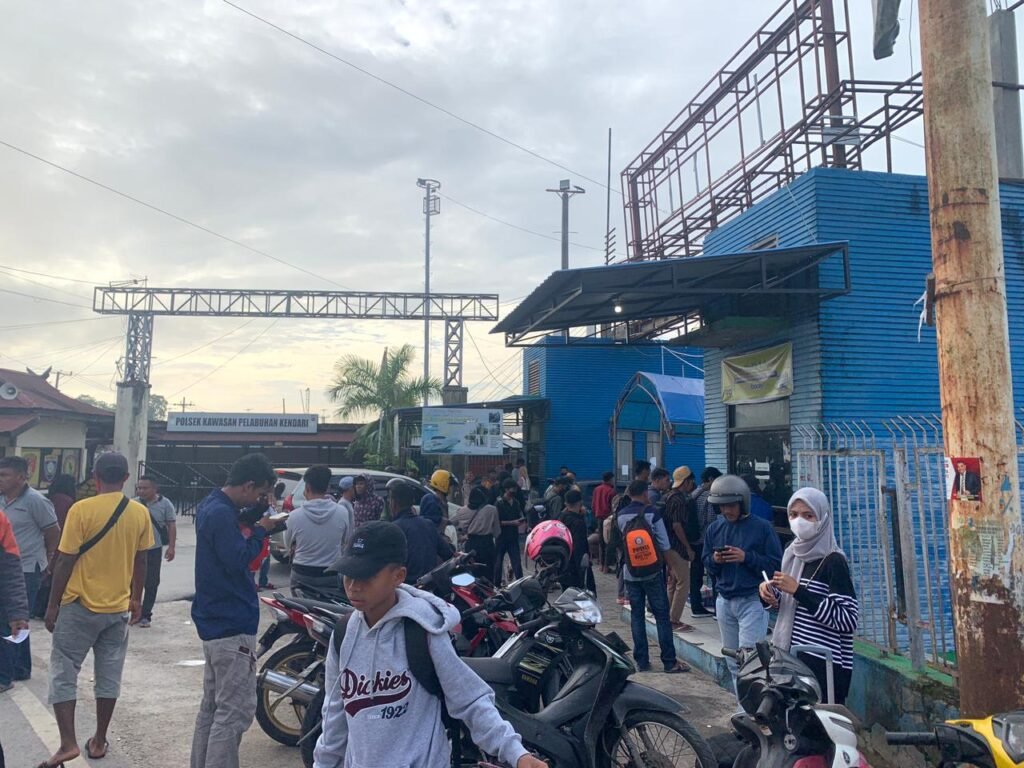 Suasana pemudik saat hendak memasuki kapal di Pelabuhan Nusantara Kendari.