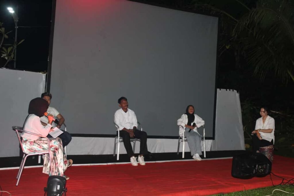 Suasana dialog yang dilakukan oleh alumni dan pelajar SMAN 2 Kendari di Camping Ground Kendari.