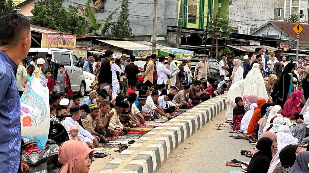 Suasana jemaah menunggu pelaksanaan salat Idulfitri 1444 H di Masjid Jami’ Al Falah Lepolepo Kota Kendari.