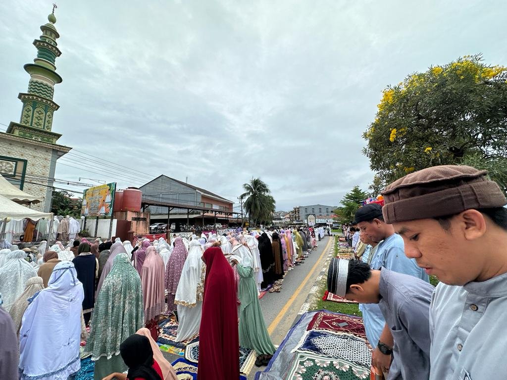 Suasana pelaksanaan salat Idulfitri 1444 H di Masjid Jami’ Al Falah Lepolepo Kota Kendari.