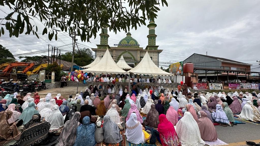 Suasana jemaah menunggu pelaksanaan salat Idulfitri 1444 H di Masjid Jami’ Al Falah Lepolepo Kota Kendari.