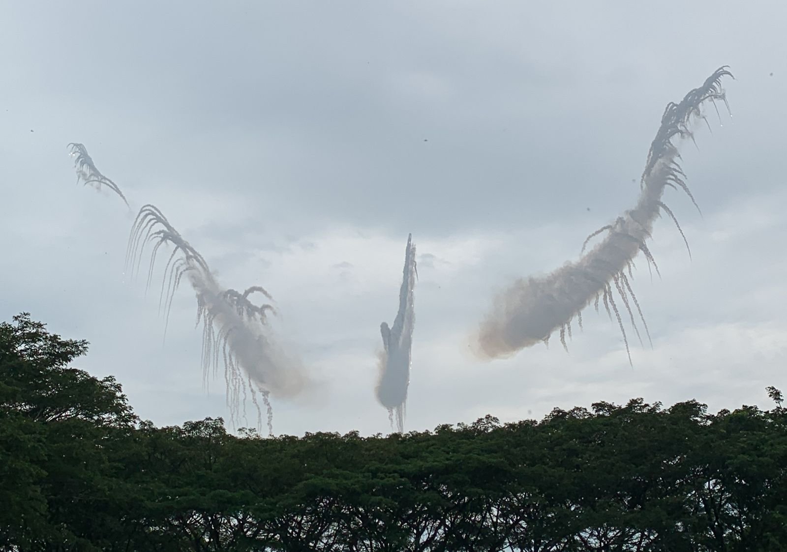 Foto: Momen Upacara HUT ke-59 Sultra, Mulai dari Aksi Penerjun hingga Manuver Pesawat Tempur Foto: Momen Upacara HUT ke-59 Sultra, Mulai dari Aksi Penerjun hingga Manuver Pesawat Tempur