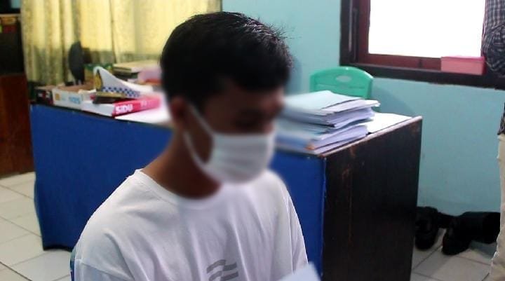 Pelaku tabrak lari bernama Muslimin saat menjalani pemeriksaan di Mako Polresta Kendari.