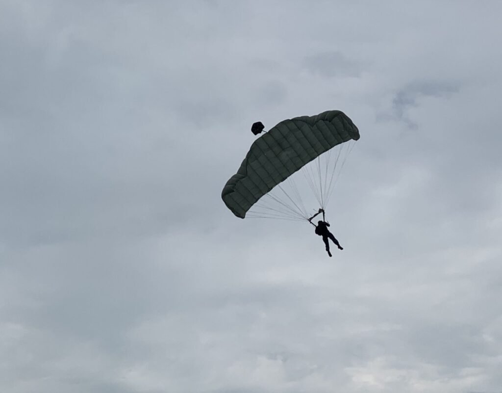 Aksi terjun payung saat upacara peringatan HUT ke-59 Sultra di Lapangan Kantor Gubernur Sultra.