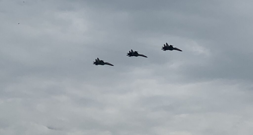 Formasi tiga pesawat Sukhoi saat melintas di atas Lapangan Kantor Gubernur Sultra.