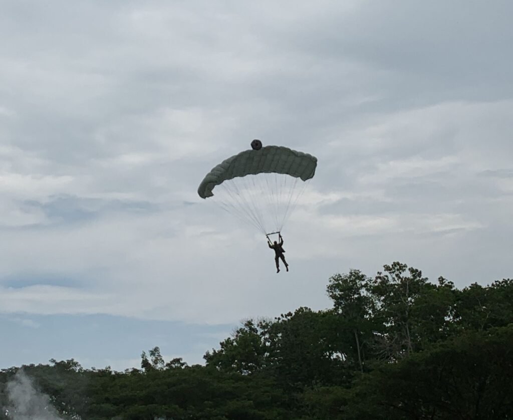 Aksi penerjun saat hendak mendarat di Lapangan Kantor Gubernur Sultra.