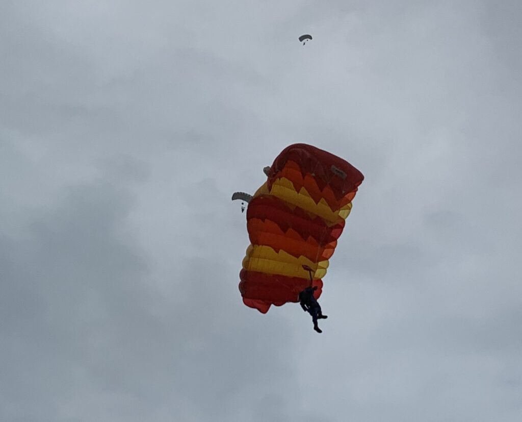 Aksi penerjun saat hendak mendarat di Lapangan Kantor Gubernur Sultra.