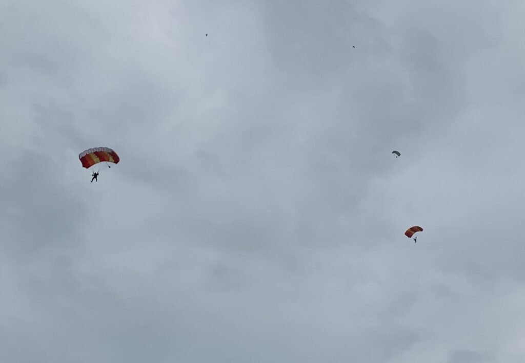 Aksi penerjun saat hendak mendarat di Lapangan Kantor Gubernur Sultra.