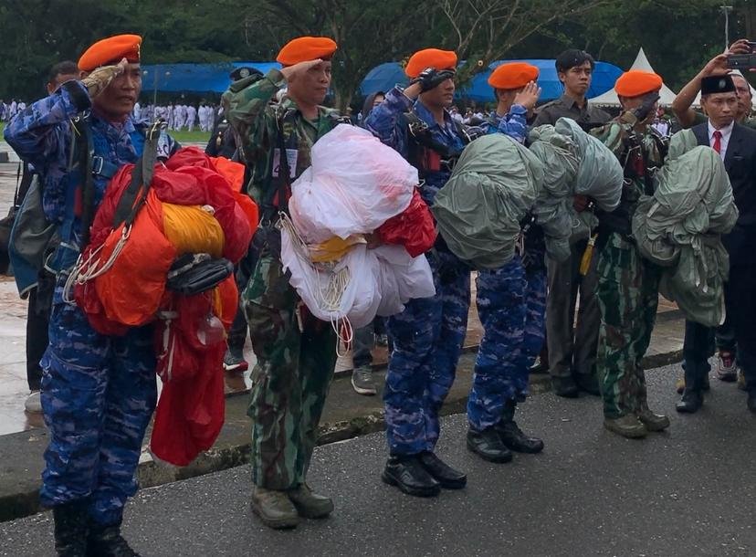 Laporan para penerjun kepada Gubernur Sultra usai sukses landing di Kantor Gubernur Sultra.
