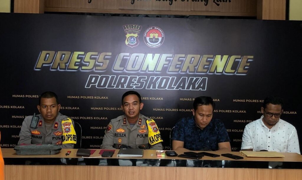 Kapolres Kolaka, AKBP Resza Ramadianshah saat konferensi pers kasus pencurian melalui M-Banking. 