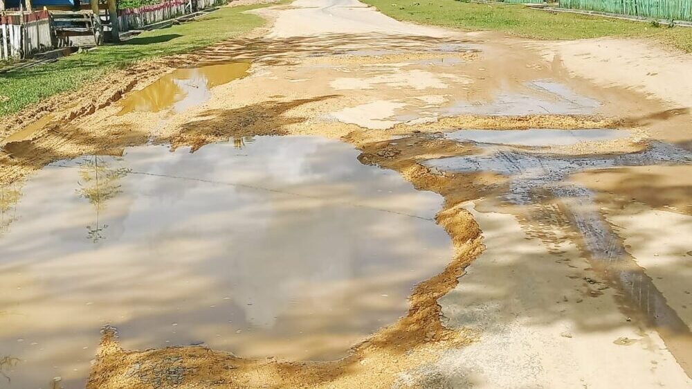 Akses Jalan Menuju Bandara Sugimanuru Memprihatinkan, Warga Kusambi Sebut Pemerintah Terkesan Tutup Mata Akses Jalan Menuju Bandara Sugimanuru Memprihatinkan, Warga Kusambi Sebut Pemerintah Terkesan Tutup Mata