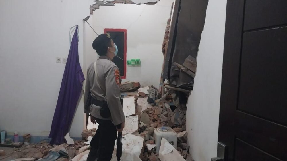 Polisi saat melakukan olah TKP sebuah dump truk yang menghantam dinding rumah indekos di Kecamatan Motosi, Kabupaten Konawe. 