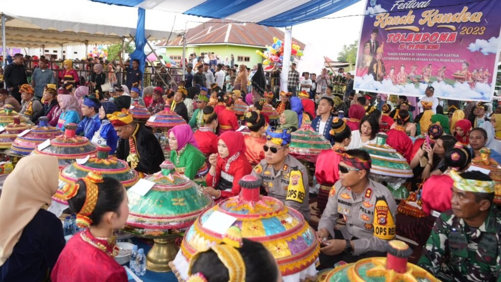 Masyarakat dan tamu undangan ikut memeriahkan Festival Kande Kandea 2023 di Buton Tengah.