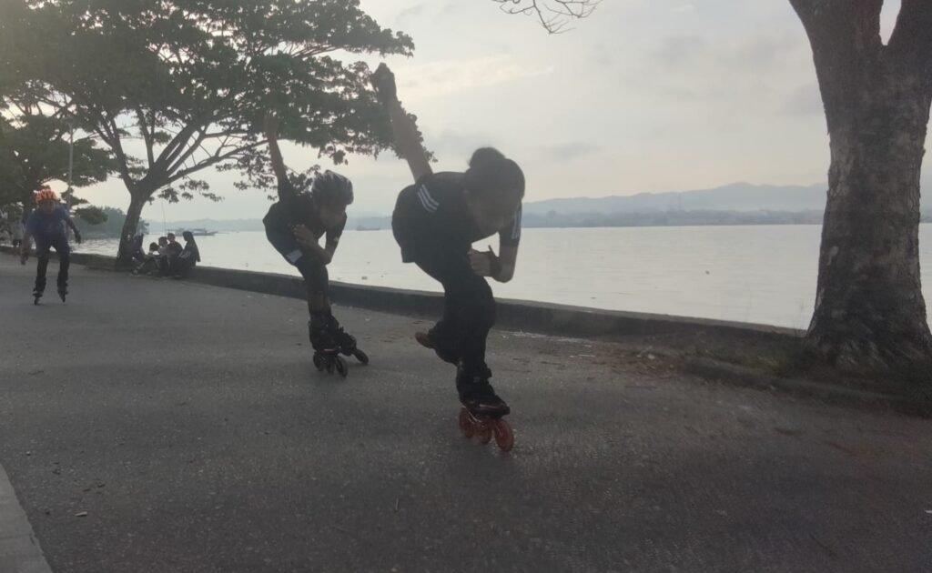 Para atlet Rajawali Inline Skate saat melakukan latihan di badan jalan sekitaran Kendari Beach. 