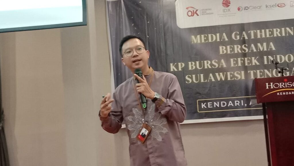 Executive Trainer KP BEI Sultra, Ricky saat memaparkan data perkembangan pasar modal di Sultra.