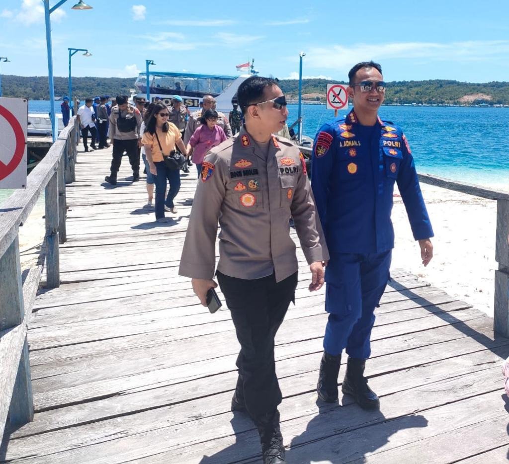 Dirpolairud Polda Sultra, Kombes Pol Andi Adnan Syafruddin (tengah), Karo SDM Polda Sultra, Kombes Pol Danang Benny (kiri), dan Kabid Propam Polda Sultra, AKBP Moch. Sholeh saat mengecek pospam di Pulau Bokori.